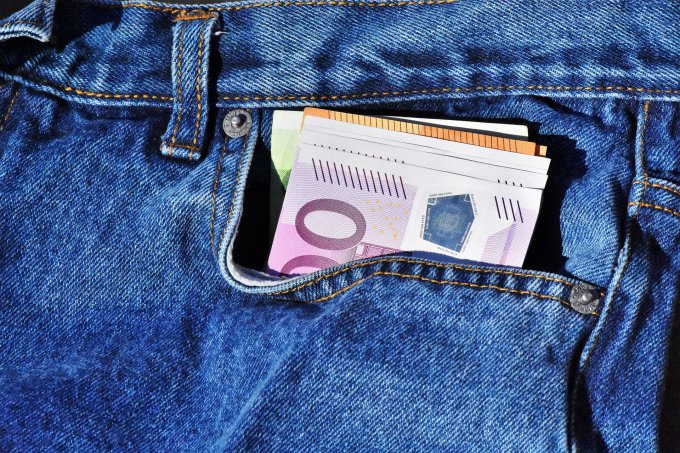 banknoty euro w kieszeni spodnii